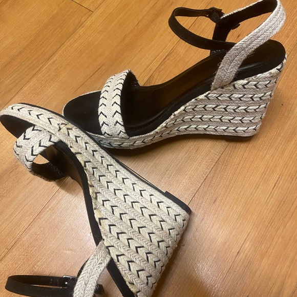 Like new torrid platform wedges size 10 - Picture 12 of 12